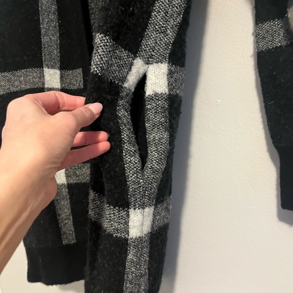 Banana Republic long black & white checked sweater with pockets. Size XS - Picture 2 of 4